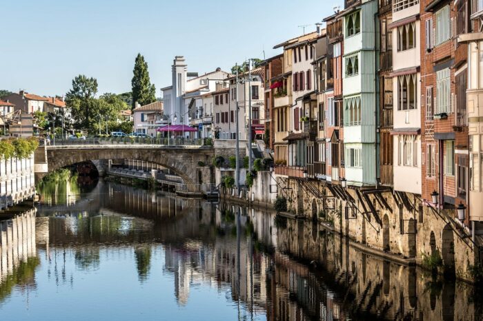 A LA DECOUVERTE DE CASTRES (GRP)